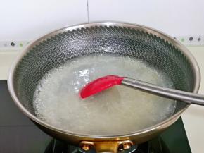 一边用铲子不停地搅拌。