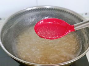 煮制几乎透明状态，中间芯子有一点点的白色，再继续煮5分钟，关火盖上盖子焖15分钟。