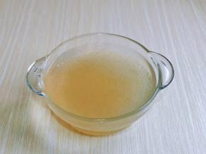 焖好的西米已经彻底透明状，用纯净水反复冲洗。