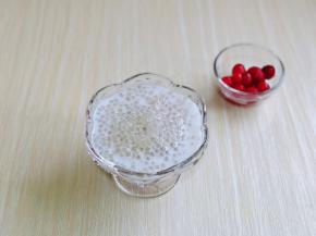 再盛入西米，倒入椰汁。