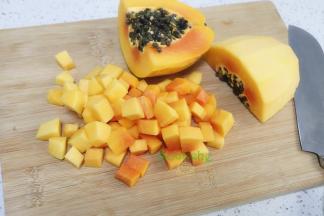 木瓜去皮、去籽，清洗干净，切块。我今天挑选的木瓜是牛奶木瓜，这木瓜特别甜，口感好，生吃或煮甜品是最佳的。切木瓜的时候不要把木瓜籽切烂，木瓜籽会苦，影响木瓜的口感。