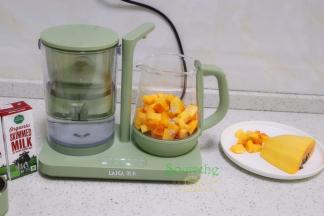 切好的木瓜，倒入养生壶，加少许水，按炖燕窝功能，炖6分钟左右，木瓜煮软了。如果没有养生壶的、可以用砂锅、玻璃锅炖，千万不能用不锈钢或铁锅，这样的影响口感。