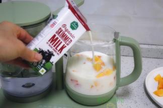 这个时候倒入纯牛奶，用小火继续慢炖，千万不能用旺火，容易糊底、还失去营养。