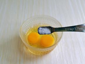 鸡蛋磕碗里，加入盐。