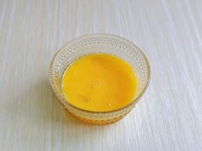 用筷子将鸡蛋打散。