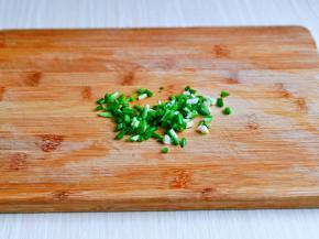 小葱去皮洗干净，切葱花。