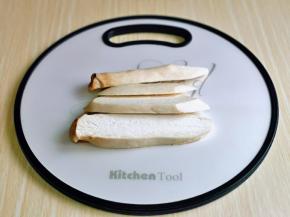 杏鲍菇洗干净，先切片。