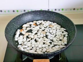 杏鲍菇丁焯水，锅中加入水烧开，下杏鲍菇焯水，发火煮2分钟，捞出淋干水分。