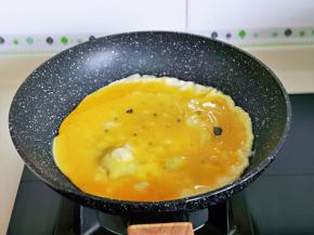 起油锅，倒入蛋液，小火煎蛋。