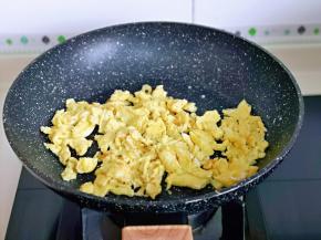 待蛋液表面凝固后用铲子铲碎，盛出备用。