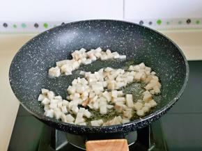 起油锅，加入杏鲍菇丁煸炒。