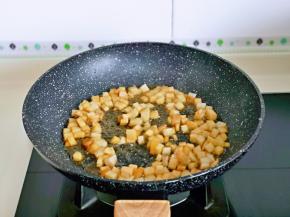 加入1小勺生抽，翻炒均匀。