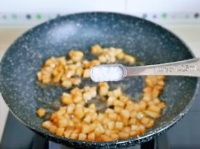 按个人口味加入盐，小火翻炒2分钟。