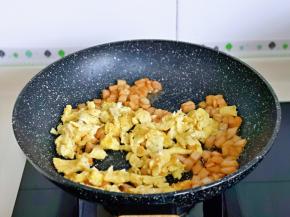 加入煎好的鸡蛋，小火翻炒均匀。