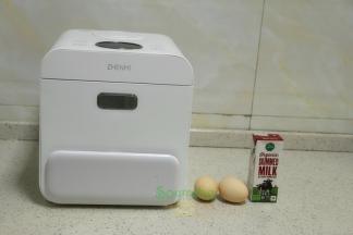 食材：鸡蛋2个、牛奶一盒（200ml）。喜欢甜的可以加少许白砂糖，我是没有加糖哦。