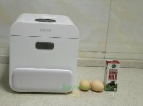 食材：鸡蛋2个、牛奶一盒（200ml）。喜欢甜的可以加少许白砂糖，我是没有加糖哦。