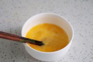 鸡蛋去壳打入一个陶瓷碗里，顺时针搅拌均匀。碗不能用不锈钢，容易发黑，要用陶瓷或玻璃，另外搅拌鸡蛋的容器要大些，搅拌比较方便。我用的是一个碗，有点小。