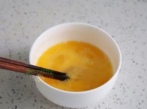 鸡蛋去壳打入一个陶瓷碗里，顺时针搅拌均匀。碗不能用不锈钢，容易发黑，要用陶瓷或玻璃，另外搅拌鸡蛋的容器要大些，搅拌比较方便。我用的是一个碗，有点小。