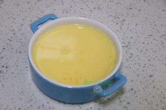 牛奶和鸡蛋搅拌均匀之后，倒入蒸碗里。静放一小会，消除气泡。很多人问我：为什么不能用刚刚搅拌的碗直接蒸？因为搅拌的锅的鸡蛋牛奶碗还有少许1的固体，容易粘哦。