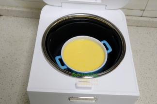 蒸锅倒入适量的水，把鸡蛋牛奶碗放入蒸锅，合上盖子。我用的是电饭锅营养蒸这个键。如果你用普通蒸锅，记得用小火炖哦，千万不能用旺火，鸡蛋就会变老。