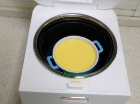 蒸锅倒入适量的水，把鸡蛋牛奶碗放入蒸锅，合上盖子。我用的是电饭锅营养蒸这个键。如果你用普通蒸锅，记得用小火炖哦，千万不能用旺火，鸡蛋就会变老。