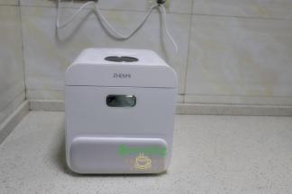 大约8分钟左右，牛奶鸡蛋就熟了，然后焖1分钟开盖即可。有淡淡甜味，浓浓的牛奶香味，比蒸水还香滑，比双皮奶简单多了。