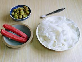 准备食材，蚕豆我提前煮熟的。