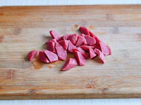 香肠切菱形块。