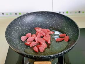 起油锅，加入香肠煸炒。