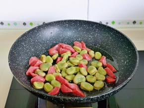 再加入蚕豆，小火翻炒。