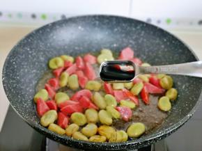 再加入1小勺酱油。