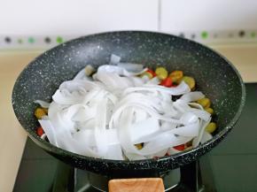 再加入河粉，1小勺酱油。