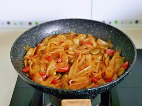 翻炒均匀，将河粉炒熟关火出锅。