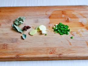 葱姜蒜去皮切好，准备好八角，香叶。