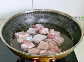 锅中加入纯净水，肋排冷水下锅焯水，大火烧开后煮2分钟。