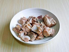 捞出用冷水反复冲洗，将排骨上的杂质冲洗干净，装盘备用。