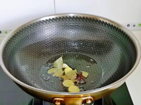 起油锅，加入香料煸炒。