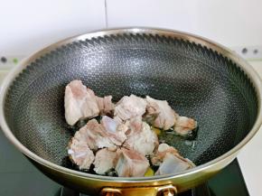 再加入焯水的排骨煸炒。
