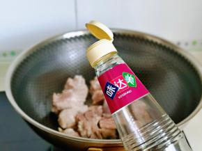 加入料酒，去肉腥。