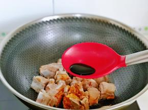 再加入红烧酱油，小火翻炒。