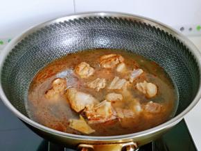 加入纯净水，水量没过排骨为佳。