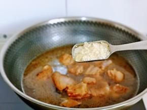 再加入冰糖，冰糖可多可少，根据个人口味来。