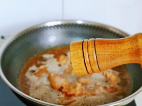 再加入十三香，盖上盖子烧开，转小火慢炖。