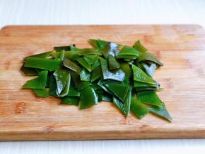 海带切小块，我买的是盐渍海带，提前把盐洗干净，之后泡了大约40分钟。