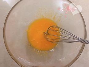 蛋黄打散，加入玉米油，画“Z”搅拌均匀。
