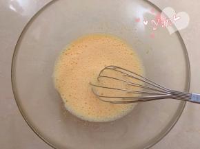 加入纯牛奶，画“Z”搅拌均匀。