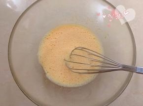 加入纯牛奶，画“Z”搅拌均匀。