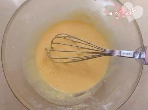 倒入过筛的低筋面粉，翻拌均匀，翻拌成细腻光滑的面糊。