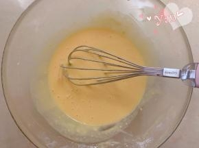 倒入过筛的低筋面粉，翻拌均匀，翻拌成细腻光滑的面糊。