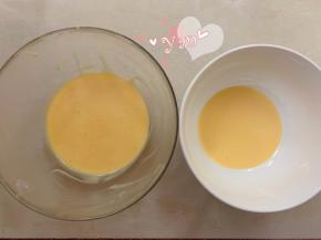 将面糊分成2份，其中一份少一点。